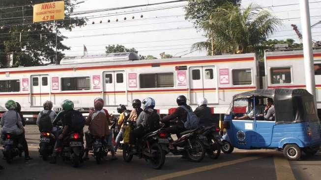 Kereta Rel Listrik (KRL) melintas di kawasan Latuharhari, Jakarta Pusat, Rabu (15/3).