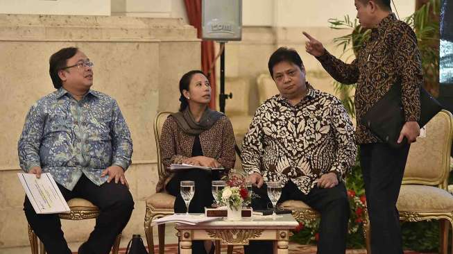 Presiden Joko Widodo menyampaikan arahan dalam sidang kabinet paripurna di Istana Negara, Jakarta, Rabu (15/3).