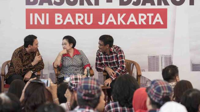 Ketua Umum PDIP Megawati Soekarnoputri didampingi calon Gubernur DKI Jakarta Basuki Tjahaja Purnama dan calon Wakil Gubernur Djarot Saiful Hidayat memberikan intruksi dan pidato politik kepada relawan di Posko Rumah Lembang, Menteng, Jakarta, Rabu (15/3).