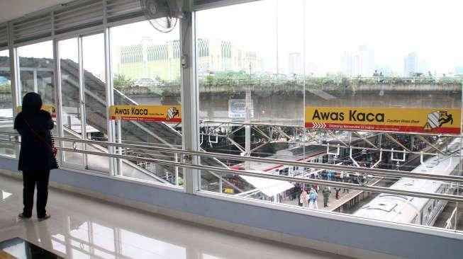 Sejumlah calon penumpang kereta berjalan melalui Jembatan Penyeberangan Orang (JPO) di Stasiun Tanah Abang, Jakarta, Rabu (15/3/2017). [Suara.com/Oke Atmaja]