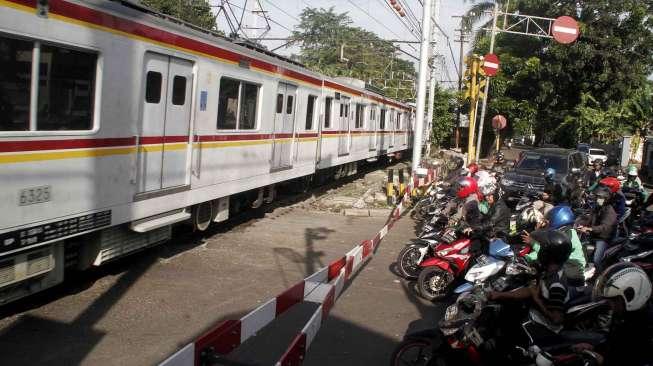 Momen Sejumlah Pemotor Panik Gegara Terjebak Macet di Tengah Pintu Perlintasan Kereta Api