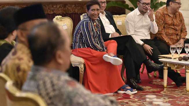 Presiden Joko Widodo menyampaikan arahan dalam sidang kabinet paripurna di Istana Negara, Jakarta, Rabu (15/3).