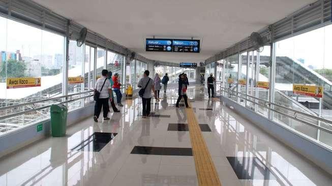 Sejumlah calon penumpang kereta berjalan melalui Jembatan Penyeberangan Orang (JPO) di Stasiun Tanah Abang, Jakarta, Rabu (15/3/2017). [Suara.com/Oke Atmaja]