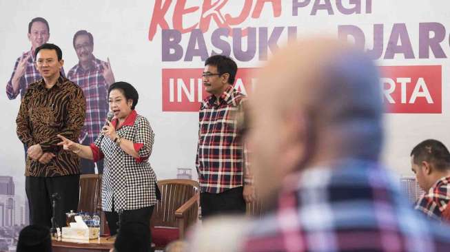 Ketua Umum PDIP Megawati Soekarnoputri didampingi calon Gubernur DKI Jakarta Basuki Tjahaja Purnama dan calon Wakil Gubernur Djarot Saiful Hidayat memberikan intruksi dan pidato politik kepada relawan di Posko Rumah Lembang, Menteng, Jakarta, Rabu (15/3).