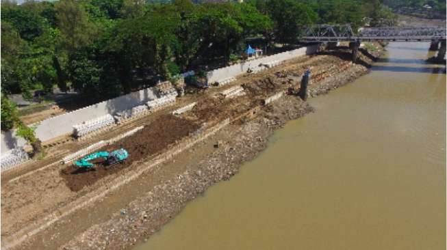 Diduga Tercemar Polutan, Air Bengawan Solo Mendadak Bau Solar