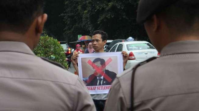 Massa atas nama Aliansi Mahasiswa Anti Korupsi menggelar aksi di depan Gedung KPK, Jakarta, Kamis (16/3/2017), mendesak pemeriksaan Setya Novanto. [Suara.com/Oke Atmaja]