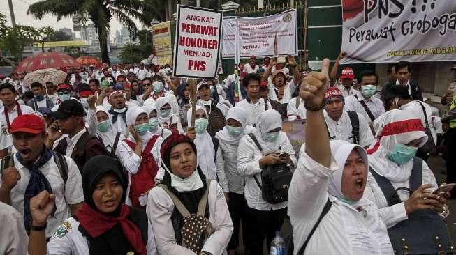 Ribuan massa yang mengatasnamakan Persatuan Perawat Nasional Indonesia (PPNI) menggelar aksi demonstrasi di depan gedung DPR RI, Senayan, Jakarta, Kamis (16/3/2017). [Suara.com/Kurniawan Mas'ud]