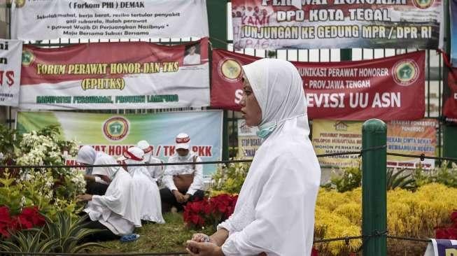 Ribuan massa yang mengatasnamakan Persatuan Perawat Nasional Indonesia (PPNI) menggelar aksi demonstrasi di depan gedung DPR RI, Senayan, Jakarta, Kamis (16/3/2017). [Suara.com/Kurniawan Mas'ud]