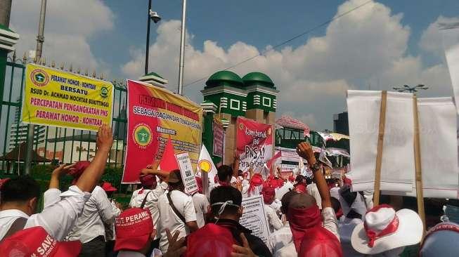 Tuntut Jadi PNS, PPNI Demo Gedung DPR