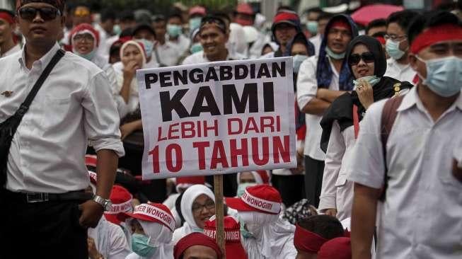 Ribuan massa yang mengatasnamakan Persatuan Perawat Nasional Indonesia (PPNI) menggelar aksi demonstrasi di depan gedung DPR RI, Senayan, Jakarta, Kamis (16/3/2017). [Suara.com/Kurniawan Mas'ud]