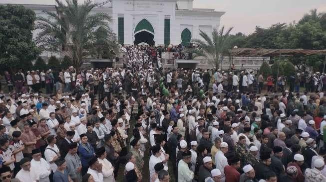 Suasana pemakaman almarhum KH Hasyim Muzadi di Kompleks Pondok Pesantren Al Hikam, Beji, Depok, Jawa Barat, Kamis (16/3/2017). [Suara.com/Oke Atmaja]