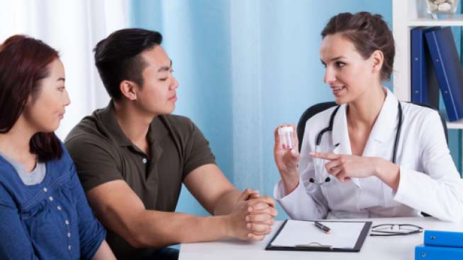 Ilustrasi pasangan suami istri konsultasi ke dokter. (Shutterstock)