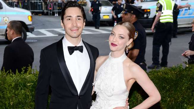 Foto Amanda Seyfried Bugil dan Intim Bareng Mantan Tersebar