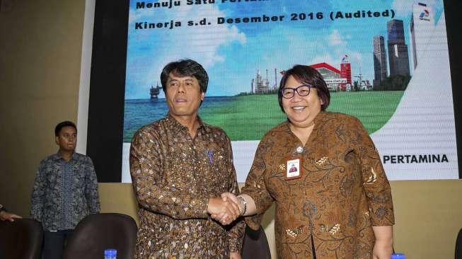 Direktur Utama (Dirut) baru PT Pertamina (Persero), Elia Massa Manik, bersama jajaran direksi, menggelar konferensi pers di Gedung Pertamina, Jakarta, Kamis (16/3/2017). [Suara.com/Kurniawan Mas'ud]