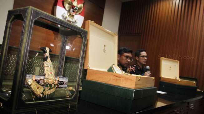 Petugas KPK menghadirkan sejumlah barang mewah pemberian Raja Salman beberapa waktu lalu, saat menggelar konferensi pers di Gedung KPK, Jakarta, Kamis (16/3/2017). [Suara.com/Oke Atmaja]