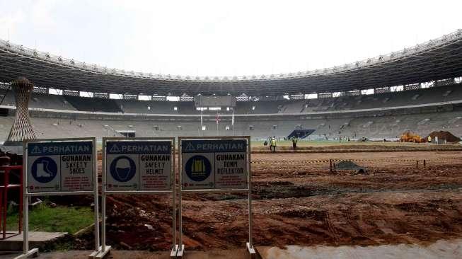 Pekerja menyelesaikan proyek renovasi Stadion Utama Gelora Bung Karno, Senayan, Jakarta, Jumat (17/3).