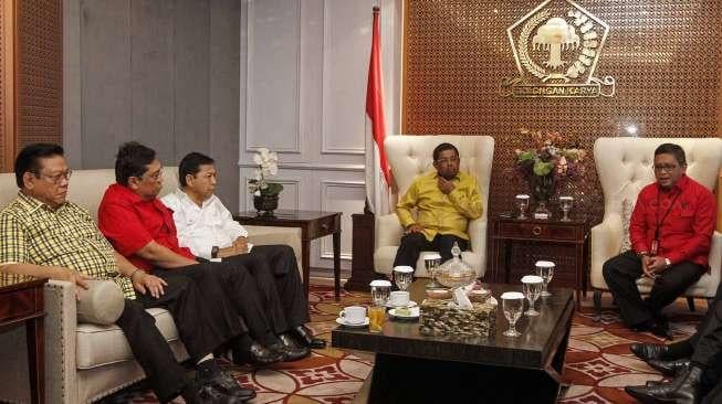 Kunjungan sekjen partai-partai pendukung pasangan Calon Gubernur DKI Jakarta Basuki Tjahaja Purnama-Djarot Saefullah dari PDIP, PPP, Hanura, Nasdem di kantor DPP Partai Golkar Jakarta, Jumat (17/3).