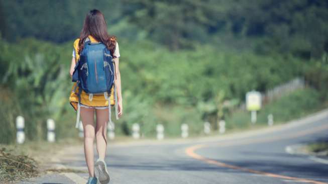 Ilustrasi seorang perempuan sedang berjalan sendirian (Shutterstock).