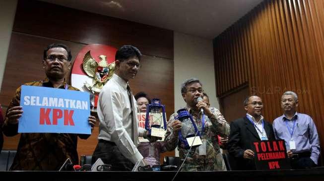 Forum Rektor Indonesia bersama sejumlah guru besar anti korupsi berkunjung ke gedung  Komisi Pemberantasan Korupsi (KPK), Jakarta, Jumat (17/3).