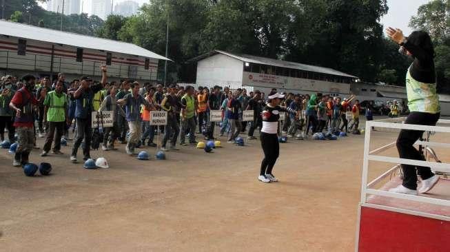 Pekerja melakukan senam sebelum memulai bekerja merenovasi Stadion Utama Gelora Bung Karno di Senayan, Jakarta, Jumat (17/3).