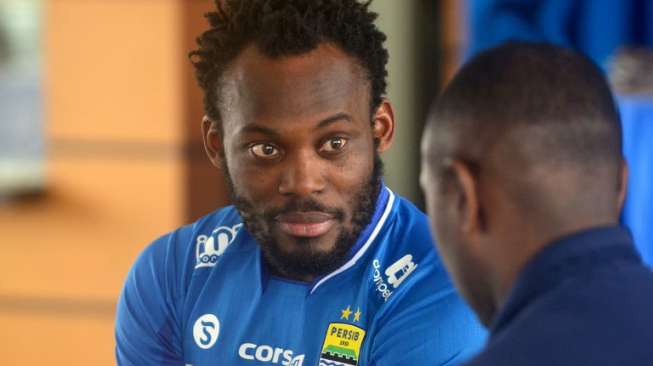 Mantan gelandang Chelsea dan AC Milan, Michael Essien, saat menghadiri sesi perkenalan oleh Persib Bandung, (14/3). [AFP/Timur Matahari]