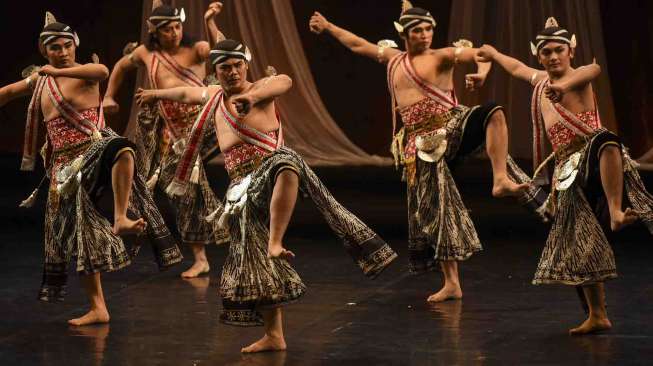 Pementasan opera tari Jawa dengan lakon Arka Suta di Graha Bhakti Budaya, Taman Ismail Marzuki, Jakarta, Kamis (16/3) malam.