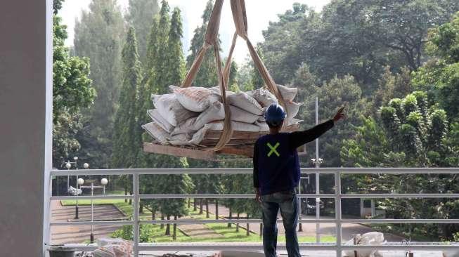 Pekerja menyelesaikan proyek renovasi Stadion Utama Gelora Bung Karno, Senayan, Jakarta, Jumat (17/3).