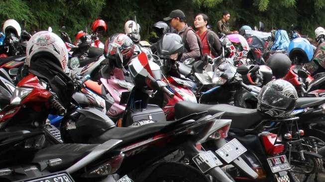 Parkiran motor di Stasiun Senen, Jakarta,  Sabtu (18/3).