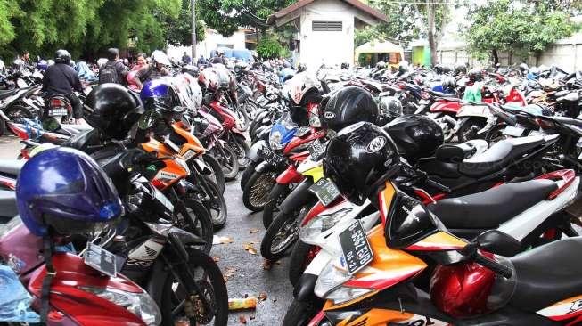 Parkiran motor di Stasiun Senen, Jakarta,  Sabtu (18/3).