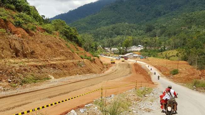 Pembangunan jalan di Perbatasan Kalimantan dengan Malaysia. [Dok Kementerian PUPR]