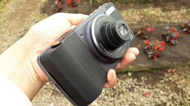 Moto Mods aksesori kamera modular Hasselblad. [Suara.com/Dythia Novianty]