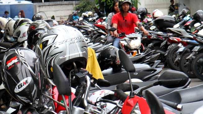 Parkiran motor di Stasiun Senen, Jakarta,  Sabtu (18/3).