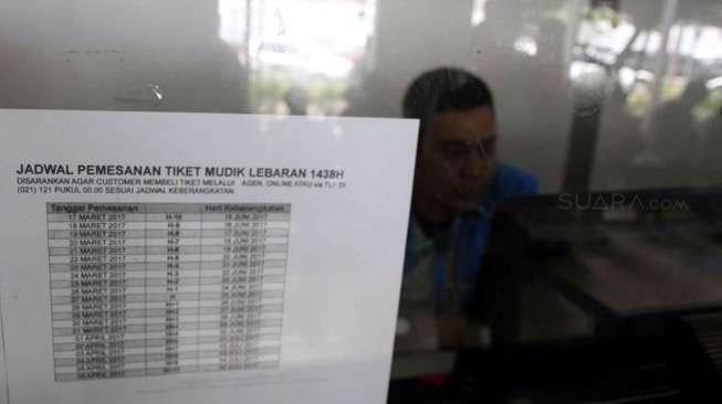 Calon penumpang antre saat melakukan pemesanan tiket kereta api di loket Stasiun Senen, Jakarta, Sabtu (18/3).