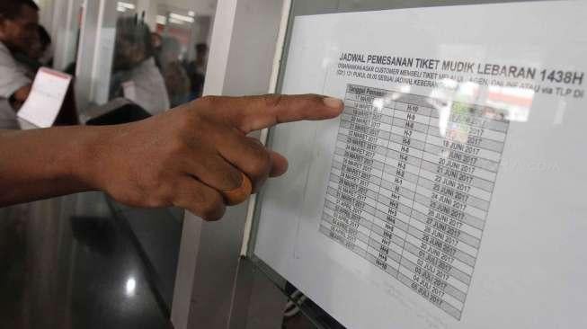 Calon penumpang antre saat melakukan pemesanan tiket kereta api di loket Stasiun Senen, Jakarta, Sabtu (18/3).