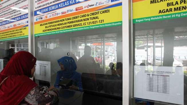 Calon penumpang antre saat melakukan pemesanan tiket kereta api di loket Stasiun Senen, Jakarta, Sabtu (18/3).