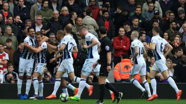 Para pemain West Bromwich Albion merayakan gol Craig Dawson (kedua kiri) ke gawang Arsenal. Lindsey PARNABY / AFP