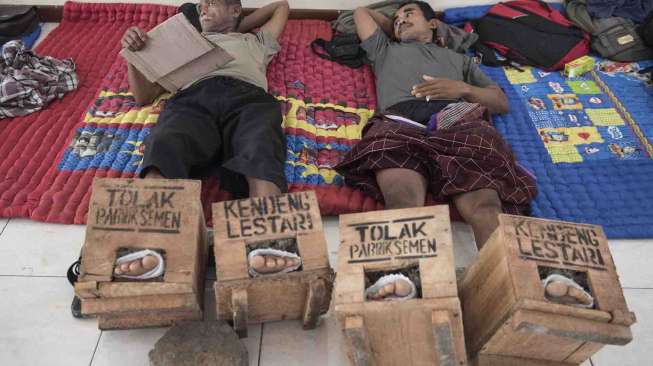 Sejumlah petani dari Pegunungan Kendeng beristirahat dengan kaki terpasung semen di LBH, Jakarta, Sabtu (18/3).