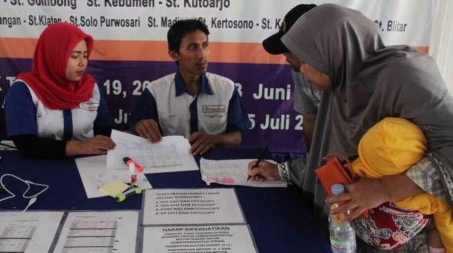 Pendaftaran mudik motor gratis di Stasiun Senen, Jakarta, Sabtu (18/3).