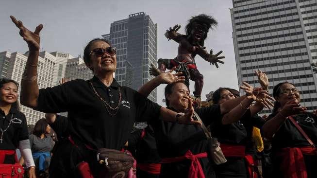 Puluhan umat Hindu dari Pura Agung Wira Satya Bhuana menggelar sosialisasi pawai ogoh-ogoh, (19/3). (Suara.com/Kurniawan Mas'ud)