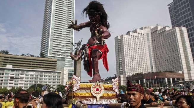 Puluhan umat Hindu dari Pura Agung Wira Satya Bhuana menggelar sosialisasi pawai ogoh-ogoh, (19/3). (Suara.com/Kurniawan Mas'ud)