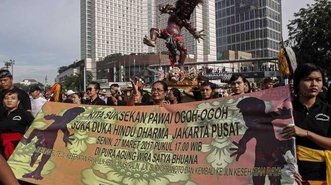 Puluhan umat Hindu dari Pura Agung Wira Satya Bhuana menggelar sosialisasi pawai ogoh-ogoh, (19/3). (Suara.com/Kurniawan Mas'ud)