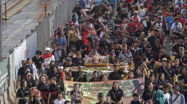 Puluhan umat Hindu dari Pura Agung Wira Satya Bhuana menggelar sosialisasi pawai ogoh-ogoh, (19/3). (Suara.com/Kurniawan Mas'ud)