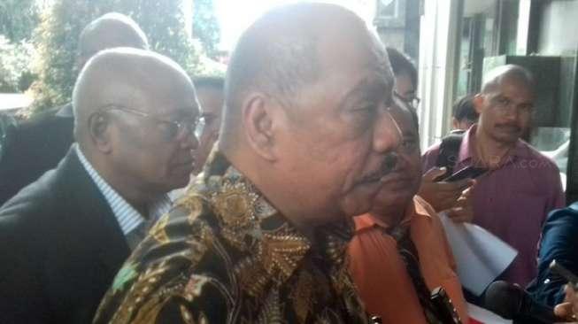 ‎Ketua Komisi XI dari Golkar, Melchias M. Mekeng, tiba di Bareskrim Polri untuk melaporkan Andi Narogong dan M. Nazaruddin atas kasus dugaan pencemaran nama baik karena namanya disebut terima uang korupsi e-KTP, Senin (20/3/2017). [Suara.com/Erick Tanjung