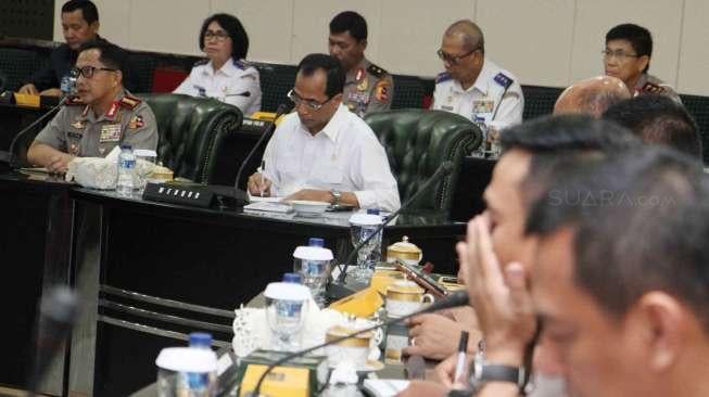 Menteri Perhubungan Budi Karya bersama Menkominfo Rudi Antara bertemu Kapolri Tito Karnavian di ruang Pusdalsis Mabes Polri, Jakarta, Selasa (21/3/2017). [Suara.com/Oke Atmaja]