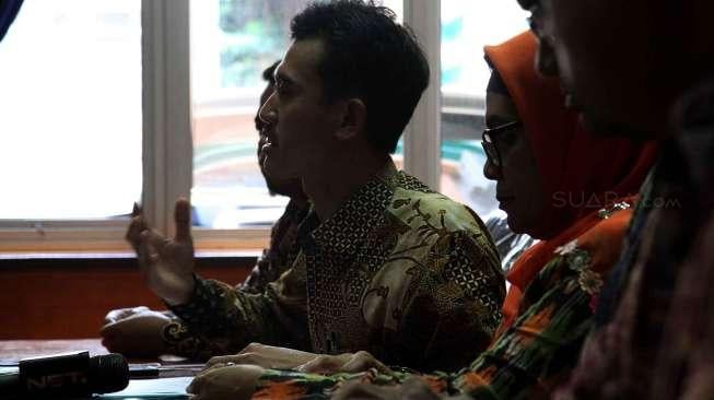 Ketua KPAI Asrorun Niam, bersama wakilnya Susanto, Puji Astuti (Kemensos) dan Reza Indragiri Amriel dari LPA Indonesia, memberikan keterangan terkait penanganan kasus pornografi via Facebook di Jakarta, Selasa (21/3/2017). [Suara.com/Oke Atmaja]