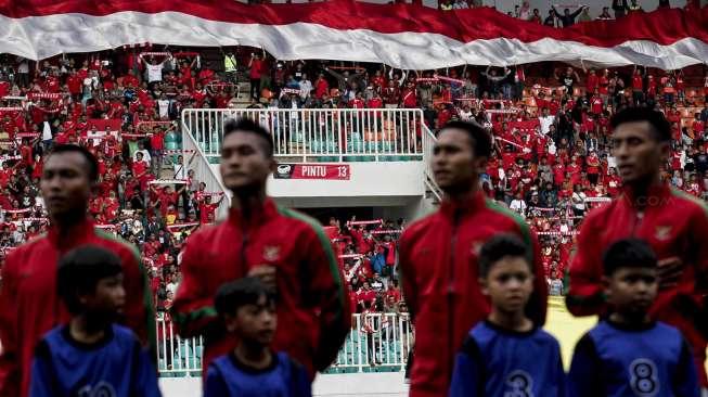 Pertandingan persahabatan antara kesebelasan Indonesia vs Myanmar di Stadion Pakansari, Cibinong, Jawa Barat, Selasa (21/3/2017). [Suara.com/Kurniawan Mas'ud]