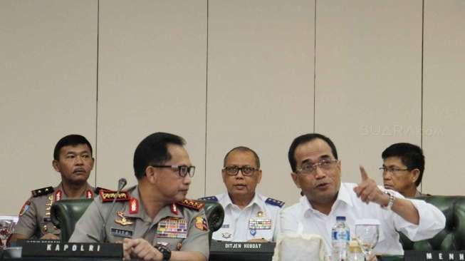 Menteri Perhubungan Budi Karya bersama Menkominfo Rudi Antara bertemu Kapolri Tito Karnavian di ruang Pusdalsis Mabes Polri, Jakarta, Selasa (21/3/2017). [Suara.com/Oke Atmaja]