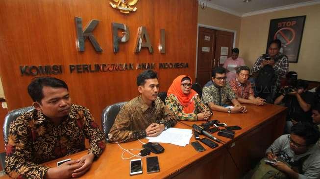 Ketua KPAI Asrorun Niam, bersama wakilnya Susanto, Puji Astuti (Kemensos) dan Reza Indragiri Amriel dari LPA Indonesia, memberikan keterangan terkait penanganan kasus pornografi via Facebook di Jakarta, Selasa (21/3/2017). [Suara.com/Oke Atmaja]