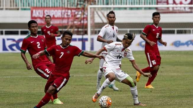 Pertandingan persahabatan antara kesebelasan Indonesia vs Myanmar di Stadion Pakansari, Cibinong, Jawa Barat, Selasa (21/3/2017). [Suara.com/Kurniawan Mas'ud]