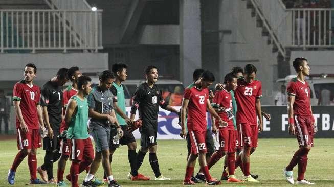 Pertandingan persahabatan antara kesebelasan Indonesia vs Myanmar di Stadion Pakansari, Cibinong, Jawa Barat, Selasa (21/3/2017). [Suara.com/Kurniawan Mas'ud]